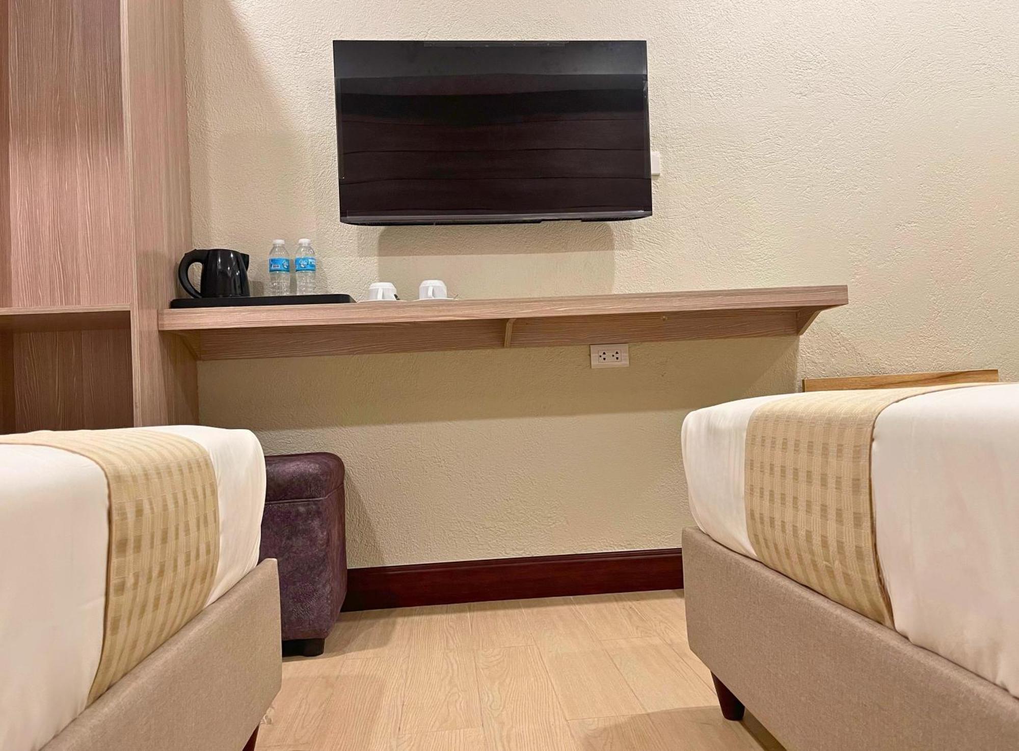 Sola Hotel Laoag Kültér fotó